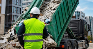 Вывоз строительного мусора в Усинске: услуги лицензированной компании — ПроМусор